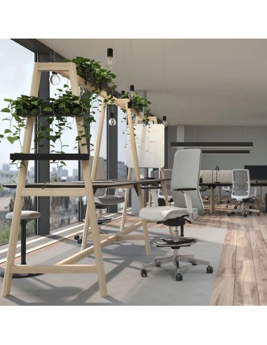 Vue latérale avec accessoires  étagères, bac à plantes et écran de la table Nova Wood