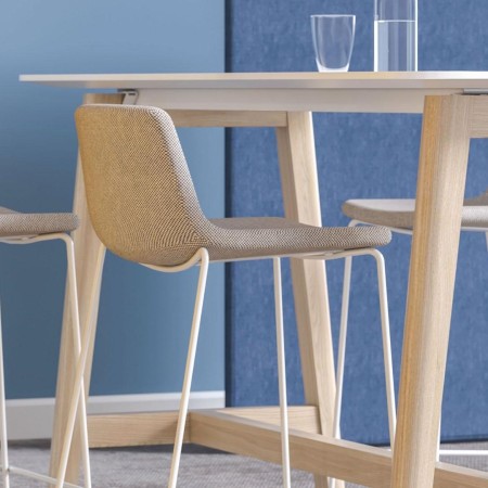 Table haute NOVA WOOD bois clair avec chaises hautes beige