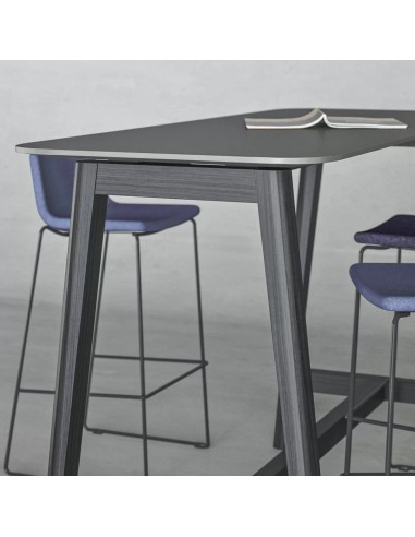Table haute NOVA WOOD finition gris foncé avec tabourets hauts design