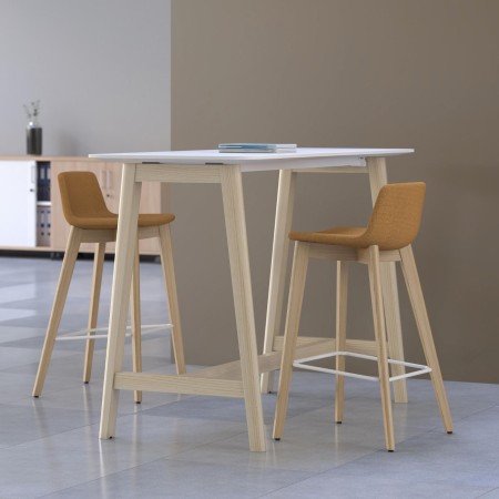 Table NOVA Wood dans un espace lounge moderne