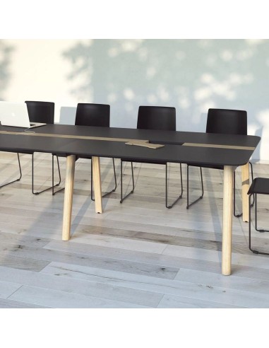 Salle de réunion avec grande table de conférences et chaises noires Nova Wood