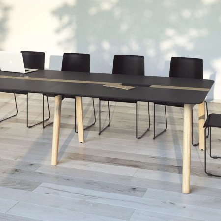 Salle de réunion avec grande table de conférences et chaises noires Nova Wood