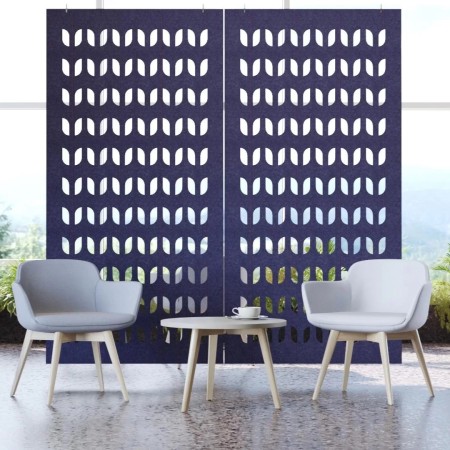 Table basse ronde bois clair avec 2 fauteuils gris clair ambiance moderne Nova Wood