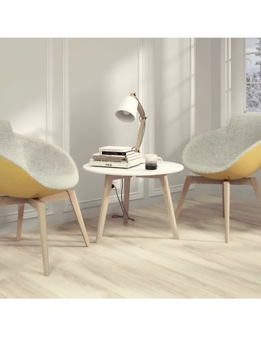 Table d’appoint NOVA Wood dans un espace détente