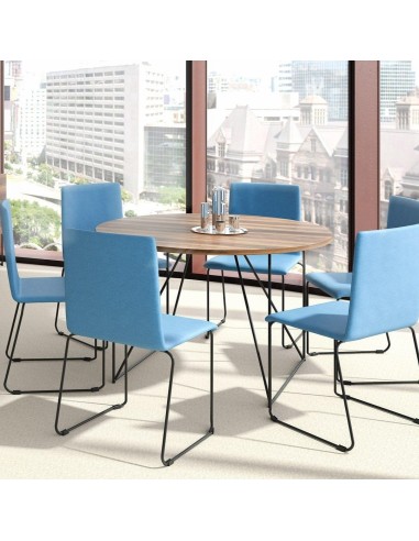 Table ronde AIR en bois avec chaises MOON bleues en salle de réunion vitrée