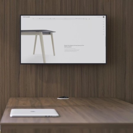 Détail d’un écran mural MEDIA dans salle de réunion avec panneau bois foncé