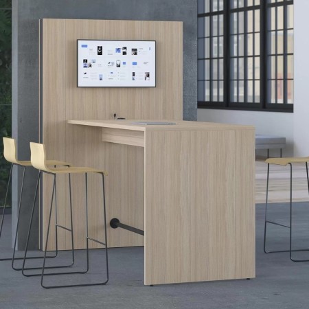 Espace de visioconférence avec table haute bois clair et MUR MEDIA