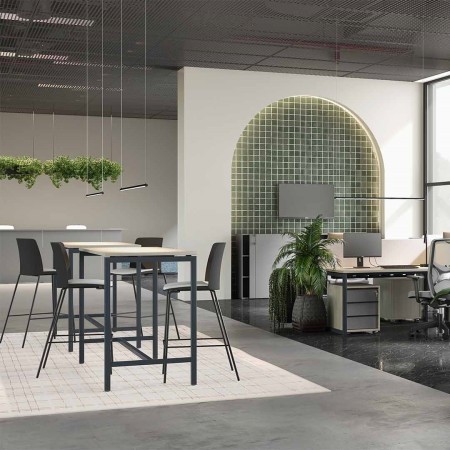 Table haute NOVA avec chaises POLYTONE-L dans un espace bureau moderne