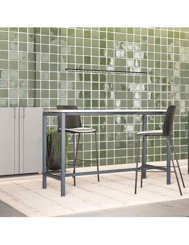Table haute NOVA avec chaises POLYTONE-L devant mur en carrelage vert