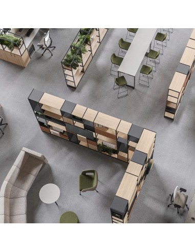 Aménagement COMBUS bureau open space avec étagères modulaires bois et chaises vertes