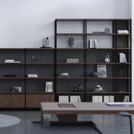 Bibliothèque murale moderne avec étagères noires et mobilier de réunion design COMBUS