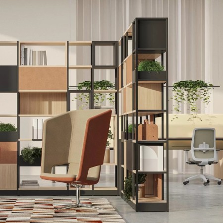 Chaise design devant étagère COMBUS modulaire noire et bois avec plantes