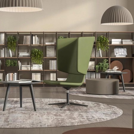 Chaise verte avec table basse devant bibliothèque murale COMBUS