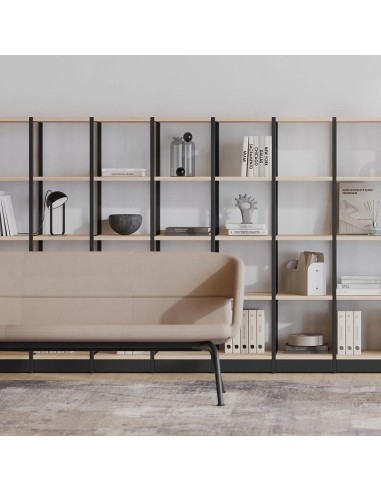 Etagère COMBUS avec décoration derrière canapé beige