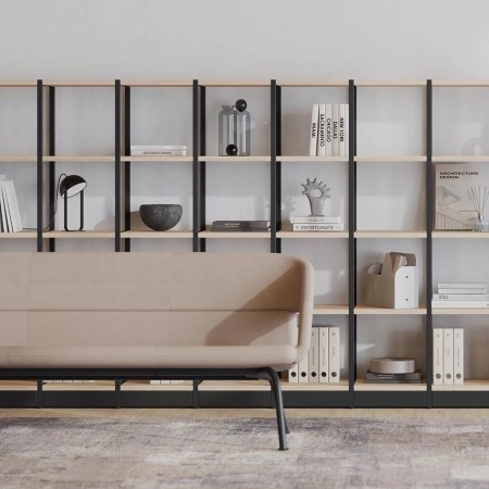 Etagère COMBUS avec décoration derrière canapé beige