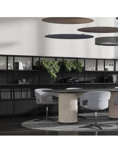 Etagère noire COMBUS dans salle de réunion avec chaises grises