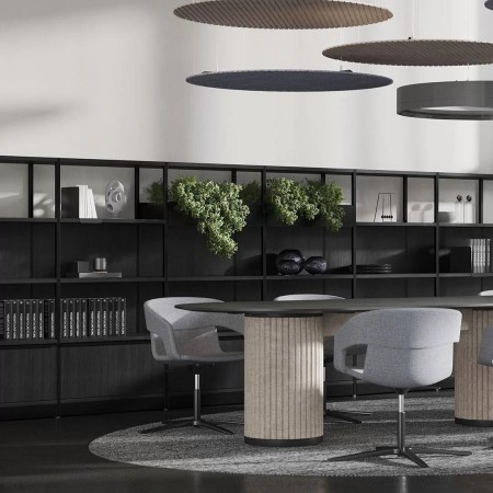 Etagère noire COMBUS dans salle de réunion avec chaises grises