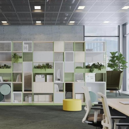 Etagère verte et blanche avec plantes vertes et livres COMBUS