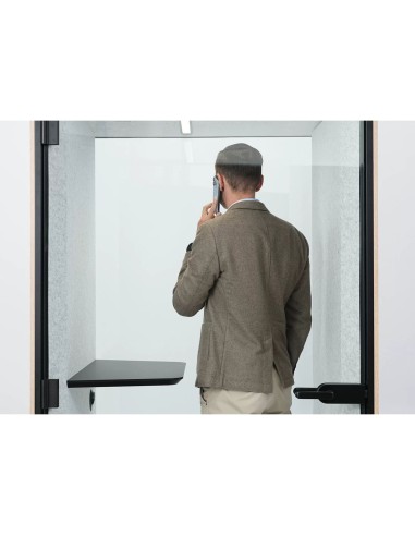 Mise en situation avec un homme au téléphone dans une cabine acoustique