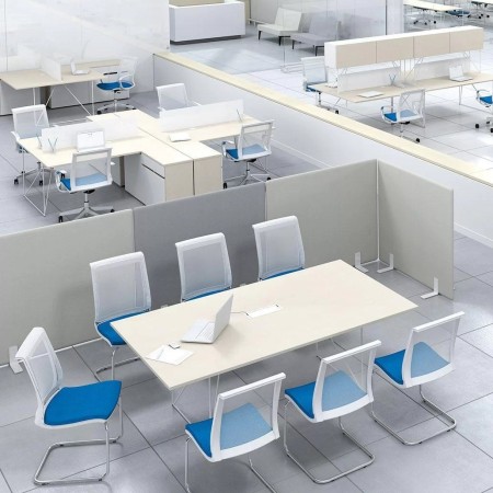 Salle de réunion avec table AIR et chaises EVA blanches et bleues