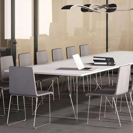 Table de conférence AIR blanche avec chaises grises Moon et pieds chromés