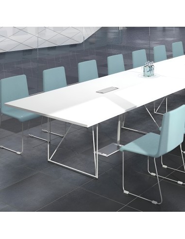 Table de conférence AIR blanche avec piètement filaire blanc et chaises bleues Moon