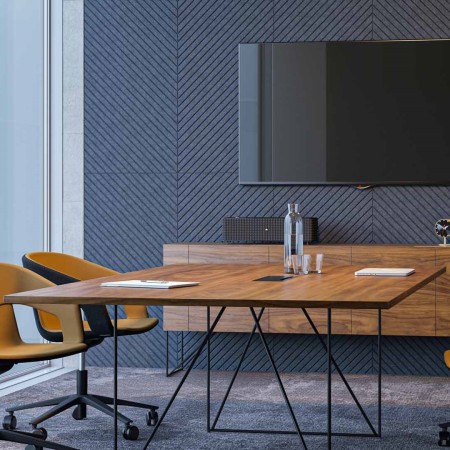 Table de réunion AIR bois foncé avec piètement filaire noir et chaises design