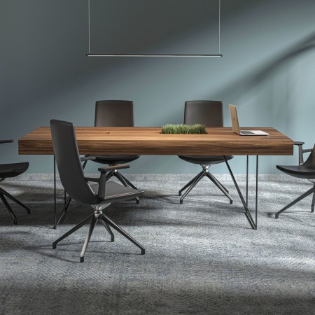 Table de réunion AIR en bois avec jardinière centrale et chaises design noires