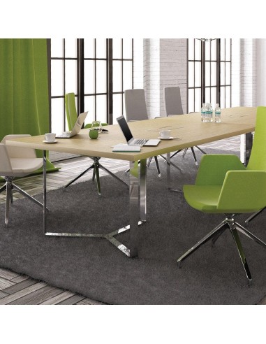 Table de réunion bois clair PLANA avec chaises design vertes et pieds chromés