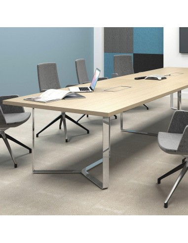 Table de réunion PLANA en bois clair avec pieds chromés et chaises grises