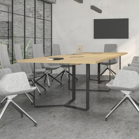 Grande table de réunion rectangulaire bois clair avec piètement noir et chaises grises design PLANA 2