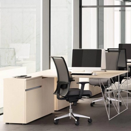 Bureau AIR moderne avec caisson latéral et chaise ergonomique en open space