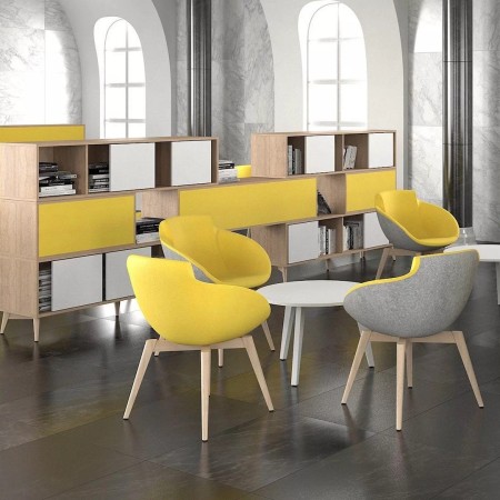 Espace lounge avec fauteuils TULA jaunes et rangements CHOICE en bois clair