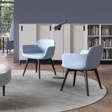 Fauteuils lounge DANAE bleus avec armoires CHOICE en arrière-plan