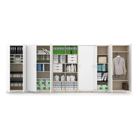 Penderies et armoires blanches et ouvertes