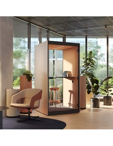 Cabine acoustique SONUS S en bois avec tabouret et bureau dans espace lounge