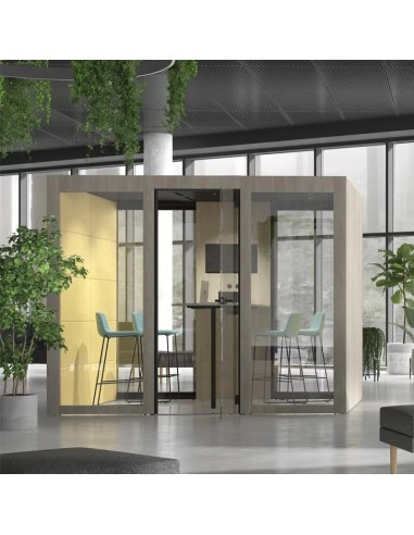 Cabine acoustique vitrée en bois avec chaises hautes bleues dans espace de coworking
