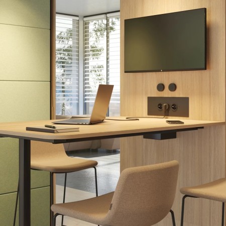 Espace de réunion SILENT ROOM L avec table bois clair, écran et chaises beige