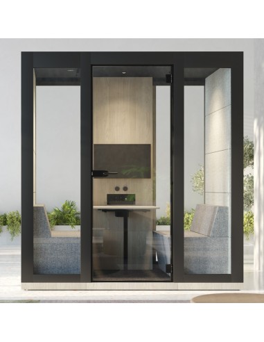 Cabine acoustique vitrée avec 2 fauteuils, une table et un écran mural intégré