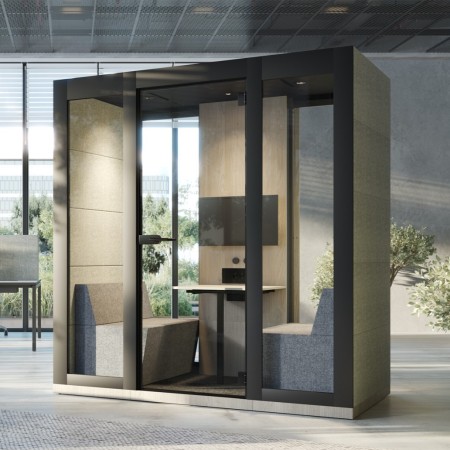 Cabine acoustique avec 2 fauteuils oranges, table et un écran mural intégré SILENT ROOM M 2