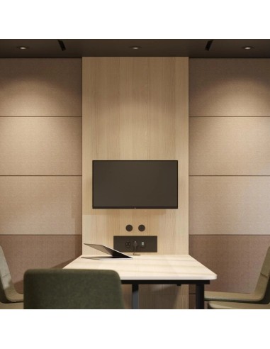 Salle de réunion insonorisée avec écran mural et table connectée