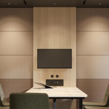 Salle de réunion insonorisée avec écran mural et table connectée