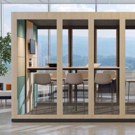 Cabine acoustique vitrée avec une table et des chaises beiges Silent Room XL