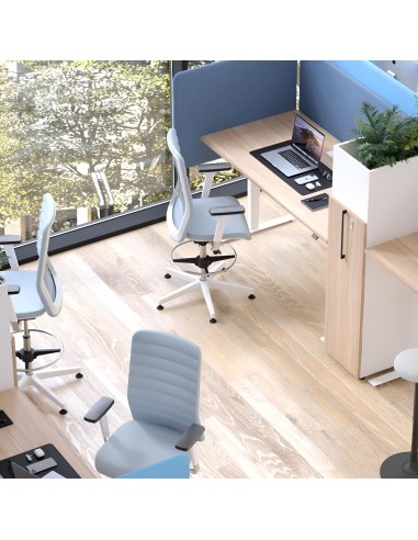 Espace de coworking moderne avec bureaux en bois, chaises ergonomiques et séparateurs bleus DESK 760