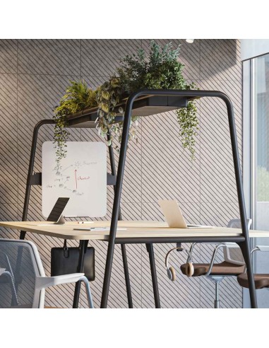 Espace de réunion avec table haute, tableau blanc et étagère végétale intégrée