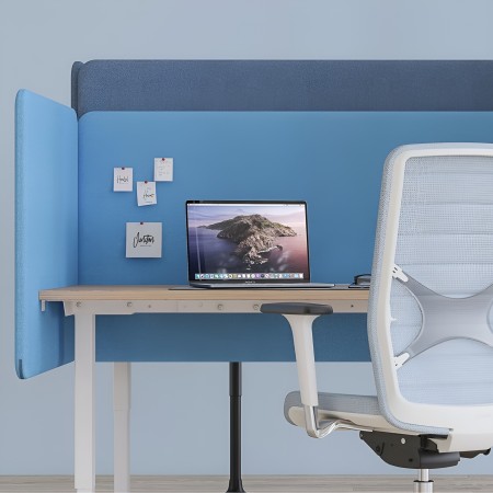 Poste de travail avec cloison acoustique bleue et chaise ergonomique blanche DESK 760