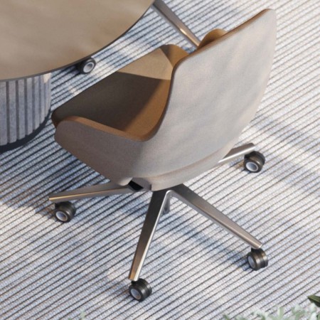 Vue de dessus d’une chaise Sandie beige en configuration de réunion