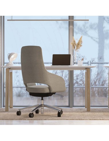 Fauteuil Sandie dossier haut beige devant un bureau avec vue extérieure