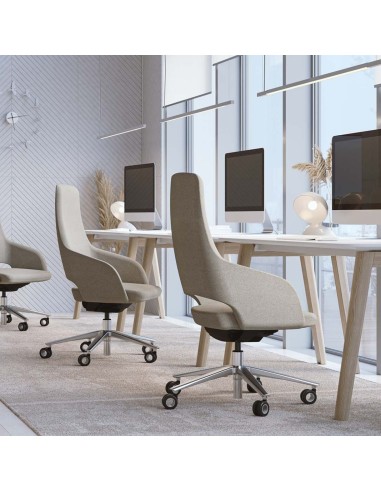 Chaises Sandie dossier haut en tissu beige dans un espace de travail collaboratif