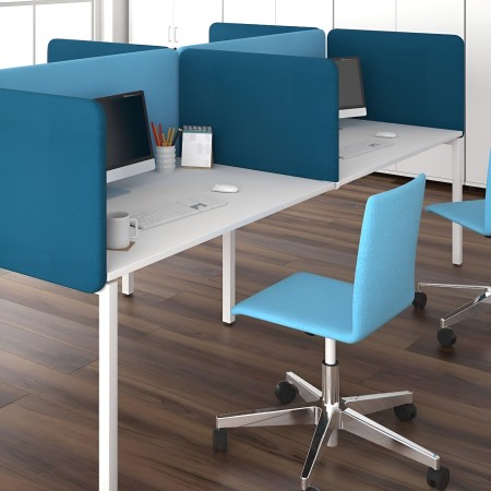 Bureaux bench avec écrans acoustiques bleus TOP 530 et chaises MOON - espace de travail moderne